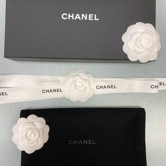 SOLD Chanel Wallet Box & Camellia - Picture 2 of 4